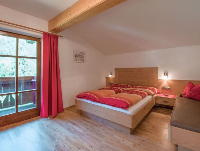 Schlafzimmer mit Doppelbett