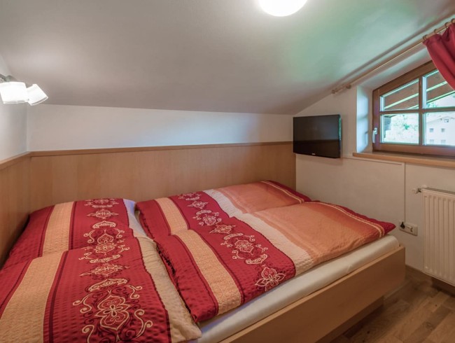 Schlafzimmer mit Flat-TV
