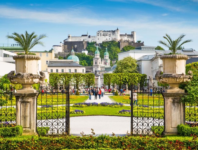 Blick durch den Mirabellgarten Salzburg auf die Festung Hohensalzburg © Shutterstock